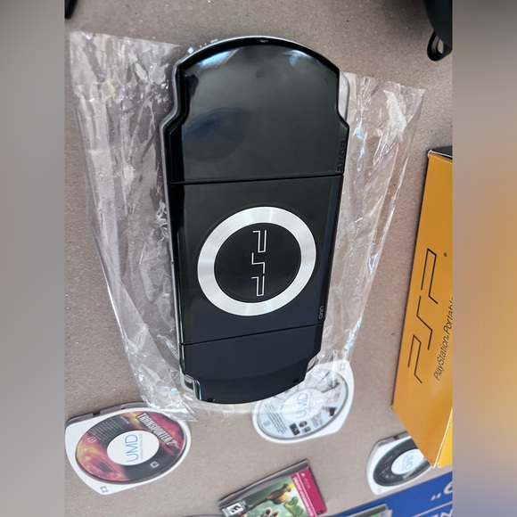 PSP Bundle in Box - Picture 10 of 16